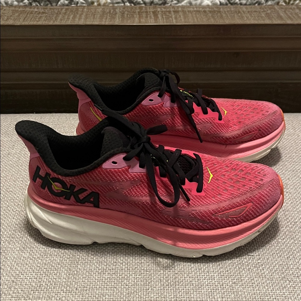 Hoka Clifton 9 fuchsia color sneakers, size 8. - Picture 2 of 10